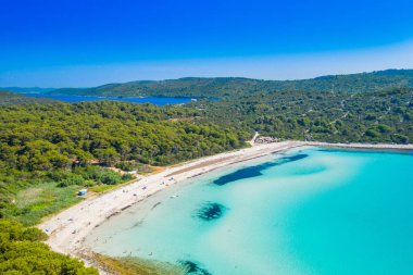 Dugi Otok adasında Sakarun plajda güzel bir masmavi turkuaz lagün yelkenli tekneler havadan görünümü, Hırvatistan, güzel deniz manzarası