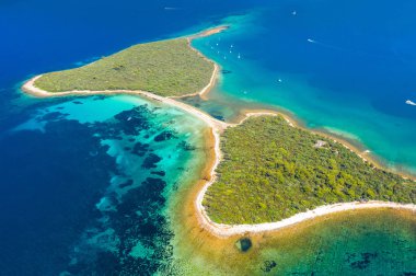 Turkuaz denizde güzel egzotik sütyen şeklinde adalar, Hırvatistan'da Dugi Otok adasında berrak mavi su