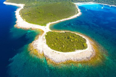 Dugi Otok adasında Sakarun plajda güzel bir masmavi turkuaz lagün kayalık balık şeklinde pelerin ve yelkenli tekneler havadan görünümü, Hırvatistan, güzel deniz manzarası