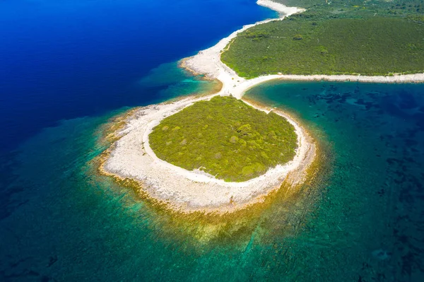 Capa Forma Peixe Rochoso Mar Turquesa Água Azul Clara Ilha — Fotografia de Stock