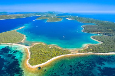 Turkuaz denizde güzel egzotik şekilli adalar, Hırvatistan'da Dugi Otok adasında berrak mavi su