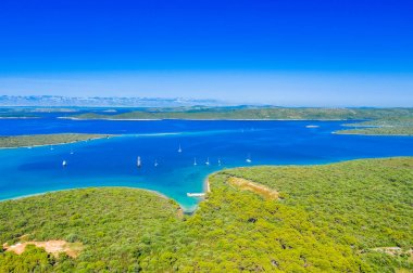 Hırvatistan 'da Adriyatik 'te güzel deniz manzarası, Dugi Otok Takımadaları, mavi koylarda demirlemiş Yatlar