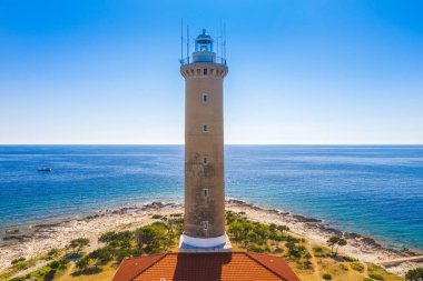 Dugi Otok adasında taş kıyısında Veli Rat Deniz Feneri, Hırvatistan, güzel deniz manzarası, havai atış