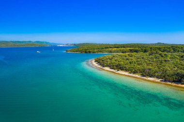 Hırvatistan 'da Adriyatik 'te güzel deniz manzarası, Dugi Otok Takımadaları, mavi koylarda demirlemiş Yatlar