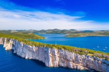 Doğa parkı Telascica kıyısında deniz üzerinde büyük kayalıklar, Dugi Otok adası, Hırvatistan, muhteşem deniz manzarası
