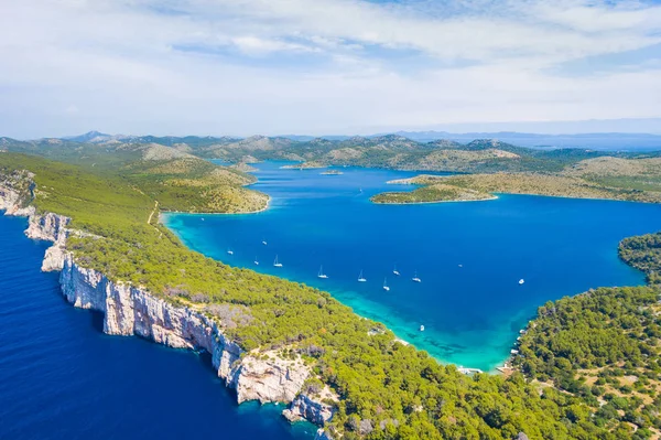 Grandes Acantilados Sobre Mar Orilla Del Parque Natural Telascica Isla —  Fotos de Stock