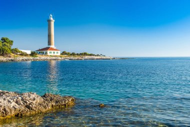 Hırvatistan, Dugi Otok adası, taş sahilde Veli Rat eski deniz feneri, ön planda güzel deniz manzarası