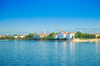 Hırvatistan, Zadar kenti, deniz kenarından panoramik manzara. Zadar, Adriyatik deniz kıyısındaki ünlü turizm beldesi.