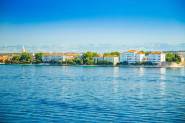 Hırvatistan, Zadar kenti, deniz kenarından panoramik manzara. Zadar, Adriyatik deniz kıyısındaki ünlü turizm beldesi.
