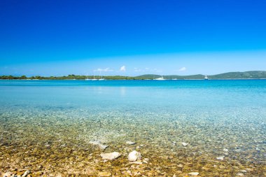 Hırvatistan 'da Adriyatik 'te güzel deniz manzarası, Dugi Otok Takımadaları, mavi koylarda demirlemiş Yatlar