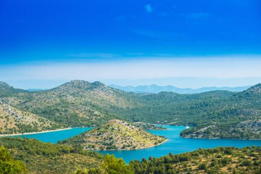 Mavi defne ve doğa parkında küçük adaların havadan görünüşü Telascica, Hırvatistan, Dugi Otok, kıyıya demirlemiş Yatlar