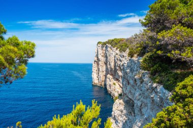 Telascica Doğa Parkı kıyısında deniz üzerinde muhteşem kayalıklar, Dugi Otok Adası, Hırvatistan, güzel deniz manzarası