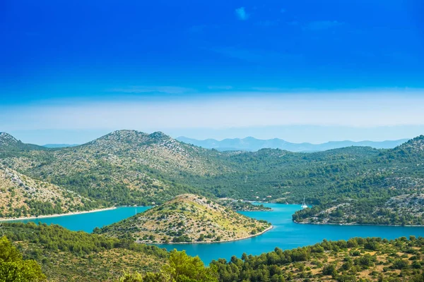 Mavi defne ve doğa parkında küçük adaların havadan görünüşü Telascica, Hırvatistan, Dugi Otok, kıyıya demirlemiş Yatlar