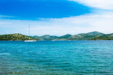 Hırvatistan 'da Adriyatik 'te güzel deniz manzarası, Dugi Otok Takımadaları, mavi koylarda demirlemiş Yatlar 