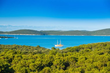 Hırvatistan 'da Dugi Otok adasında demirlemiş beutiful eski tekne, Adriyatik deniz Takımadaları