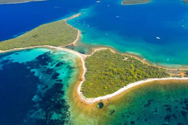 Turkuaz denizde güzel egzotik şekilli adalar, Hırvatistan'da Dugi Otok adasında berrak mavi su