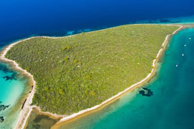 Turkuaz denizde güzel egzotik şekilli adalar, Hırvatistan'da Dugi Otok adasında berrak mavi su