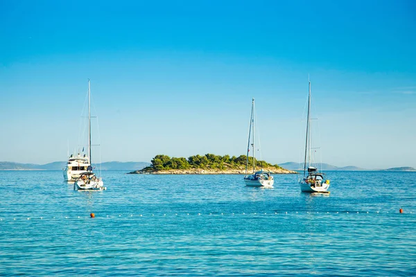 Yates Mar Adriático Croacia Veleros Yates Por Mañana Laguna Bahía — Foto de Stock