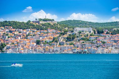 Dalmaçya Adriyatik kıyısında Sibenik Şehir, Hırvatistan, denizden panoramik görünümü