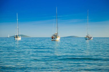 Hırvatistan'da Adriyatik denizinde yatçılık, Murter adasındaki blue bay lagününde sabah ları yelkenli tekne ve yatlar