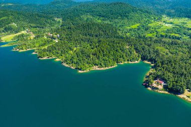 Hırvatistan, Gorski kotar, güzel Lokvarsko gölü, yeşil orman ve Risnjak dağ manzara