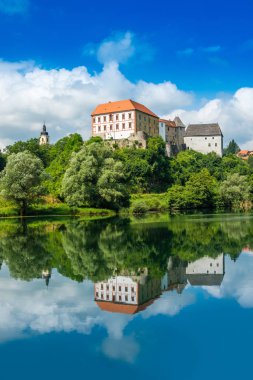 Kupa Nehri ve Özalj kasabasında tepede güzel eski Özalj Kalesi, Hırvatistan, su yüzeyinde yansıması