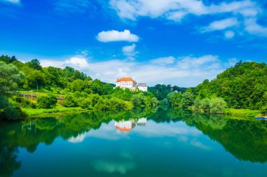 Kupa Nehri ve Özalj kasabasında tepede güzel eski Özalj Kalesi, Hırvatistan, su yüzeyinde yansıması