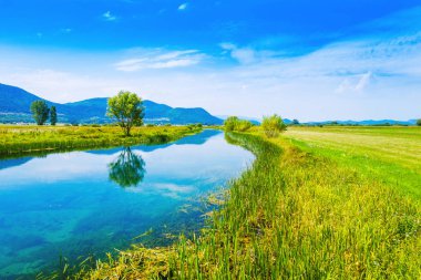 Renkli Gacka Vadisi alan ve nehir hava yaz görünümü, Hırvatistan'ın Lika bölgesi