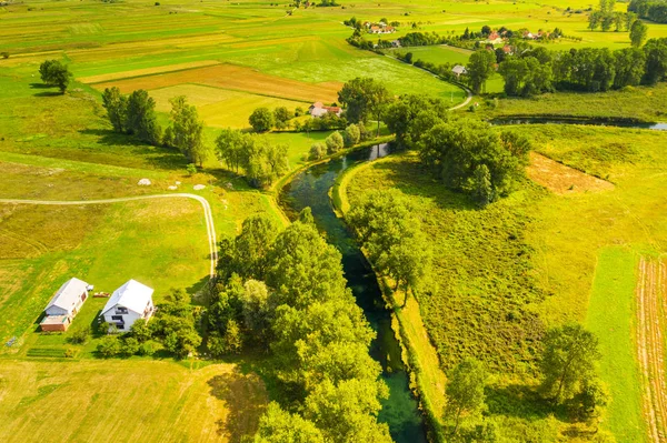 Renkli Gacka Vadisi alan ve nehir hava yaz görünümü, Hırvatistan'ın Lika bölgesi