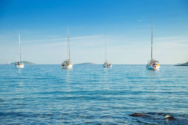 Hırvatistan'da güzel Adriyatik deniz, Murter adasında blue bay lagün sabah yelkenli tekneler ve yatlar
