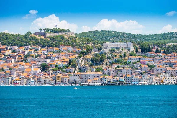 Sibenik şehri ve Dalmaçya Adriyatik kıyısında eski kaleler, Hırvatistan, denizden panoramik görünümü