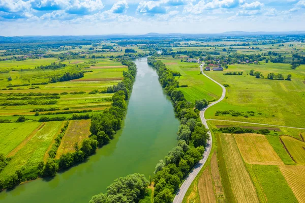 Hırvatistan'da kırsal kırsal arazi, Kupa nehri tarım alanları arasında kıvrımlı, drone'dan vuruldu