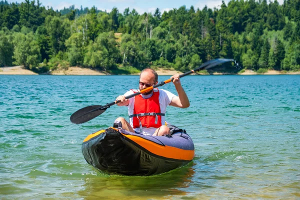 クロアチアのゴルスキ コタールにあるロクヴェ湖で 膨脹可能なカヤックを漕ぐ男 美しい自然の中で冒険的なカヤック体験 — ストック写真