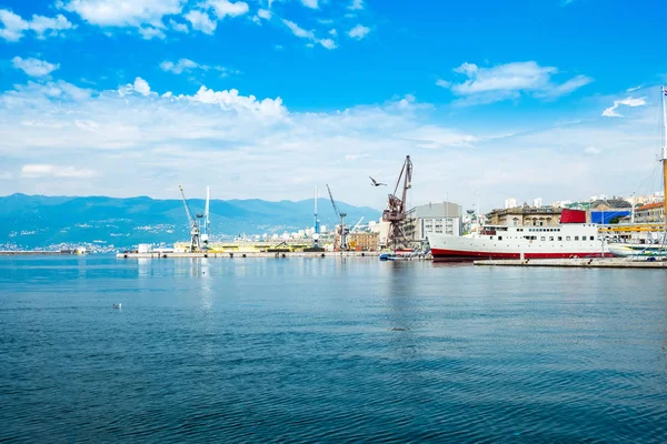 Hırvatistan, Rijeka şehri, liman ciew, deniz manzarası ve şehir merkezi ve eski liman vinçleri silueti, bulutlar ile mavi gökyüzü