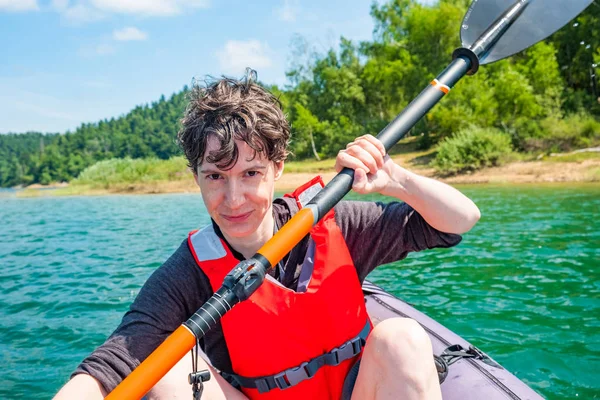 Femme Pagayant Kayak Gonflable Sur Lac Lokve Gorski Kotar Croatie — Photo