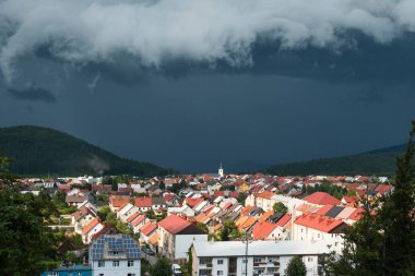 Gorski kotar Delnice kasabası üzerinde yaz fırtına bulutları, Hırvatistan, panorama