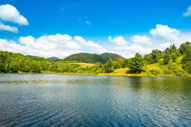 Hırvatistan, Gorski kotar, güzel göl Mrzla Vodica yeşil kıyı üzerinde drone uçuş