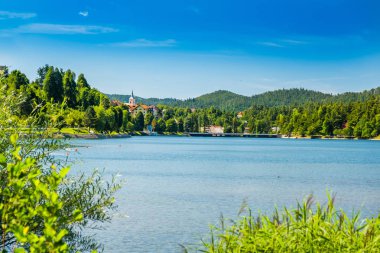 Güzel Bajer Gölü üzerindeki Fuzine kasabası, Gorski kotar bölgesi, Hırvatistan