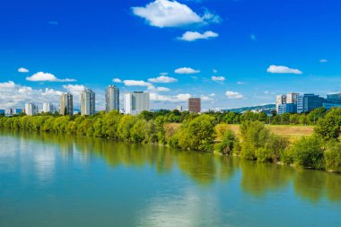 Hırvatistan, Zagreb şehri, Sava nehri yüzeyi ve sonbaharda modern kuleler ufuk çizgisi