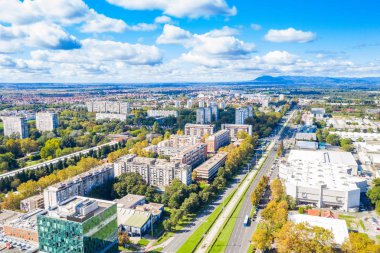 Zagreb, Hırvatistan, Sonbaharda Novi Zagreb semtinde Avenue Dubrovnik'in havadan drone'dan çekilmiş fotoğrafı