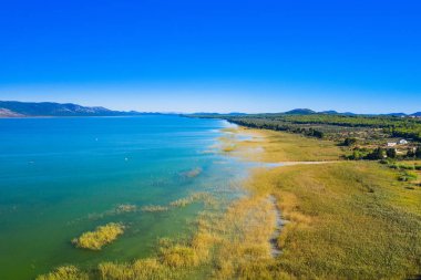 Güzel doğa parkı Vransko Gölü, Hırvatistan 'ın Dalmaçya kentinde ornitoloji rezervasyonu