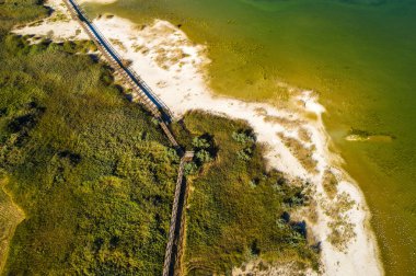 Güzel doğa parkı Vransko Gölü, Hırvatistan 'ın Dalmaçya kentinde ornitoloji rezervasyonu, havadan ahşap gözlem yolu