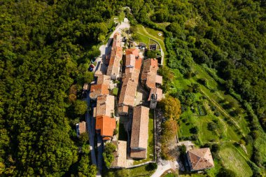 Tepedeki eski Hum kasabası, Hırvatistan 'ın Istria kentindeki güzel geleneksel mimari, insansız hava aracından hava manzarası