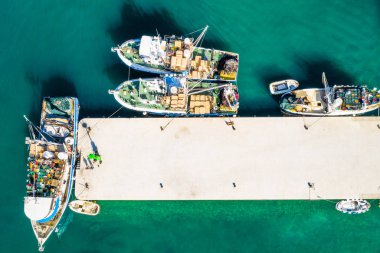 Hırvatistan 'ın Biograd na Moru kentindeki balıkçı gemilerinin hava manzarası