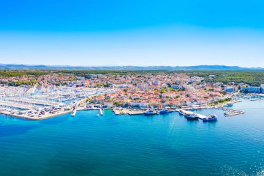 Hırvatistan, Adriyatik Denizi üzerindeki Biograd na Moru kasabası, marina havası ve tarihi kasaba merkezi