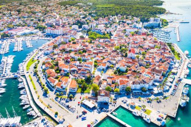 Hırvatistan, Adriyatik Denizi üzerindeki Biograd na Moru kasabası, marina havası ve tarihi kasaba merkezi