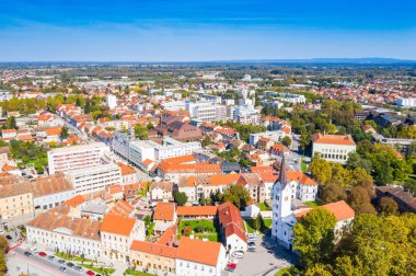 Hırvatistan, Sisak kasabası, eski kent merkezi ve katedral kulesinin panoramik manzarası