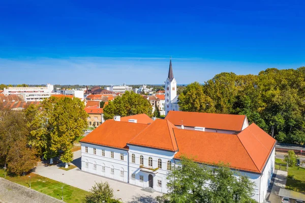 Hırvatistan, Sisak kasabası, eski kent merkezi ve katedral kulesinin panoramik manzarası