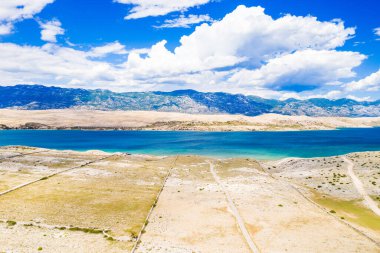 Hırvatistan, Adriyatik 'in Pag adası, eski tarım alanları ve güzel taş duvarların panoramik manzarası