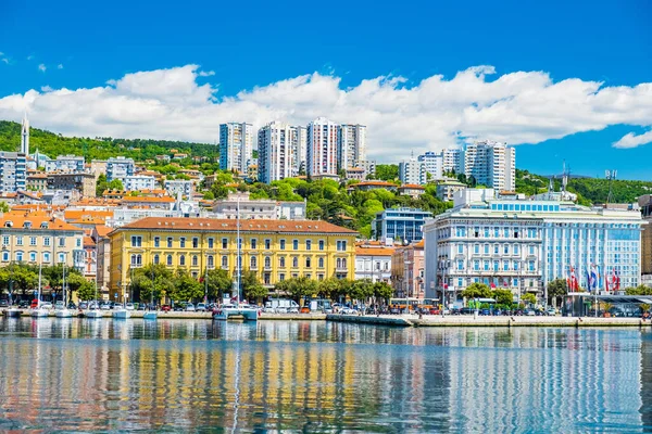 Kilátás Tengerre Rijeka Horvátország Csónakok Kikötőben Régi Klasszikus Monumentális Épületek — Stock Fotó